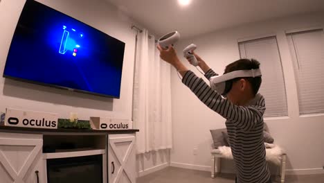 Kleiner-Junge,-Der-Mit-VR-Technologie-Spielt