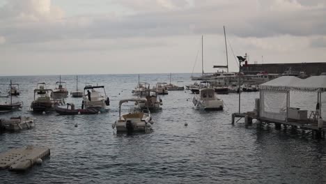 Costa-De-Amalfi,-Barcos-En-Un-Pequeño-Puerto-Mediterráneo-Tranquilo,-Puerto-Deportivo-Idílico-Junto-Al-Mar