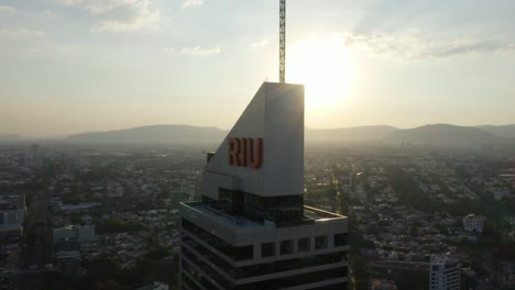 Drohne-Umkreist-Das-Moderne-Luxushotel-Riu-Plaza-Guadalajara,-Mexiko