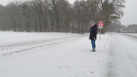 Hombre-Se-Sumerge-En-La-Carretera-Llena-De-Nieve-Durante-La-Tormenta-De-Nieve-En-Alemania