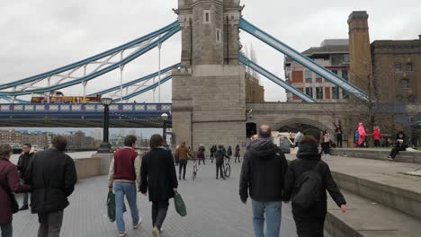 Menschen,-Die-An-Einem-Bewölkten-Tag-In-London-In-Richtung-Tower-Bridge-Gehen