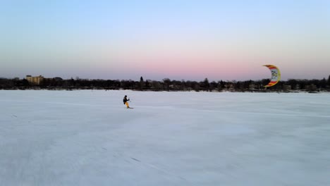 Windsurf-Sobre-Un-Lago-Congelado,-Deportes-De-Invierno-En-Minnesota,-Explorar-Solo-En-Mn,-Viajar-En-Vivo