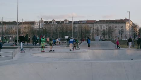 50-Fps-Niños-Haciendo-Trucos-Y-Montando-Scooters-En-Un-Parque-De-Patinaje-En-Vilnius