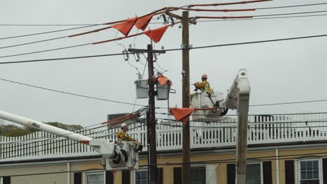 Trabajadores-De-La-Construcción-En-Elevadores-De-Pluma-Reparando-Cables-Eléctricos,-California