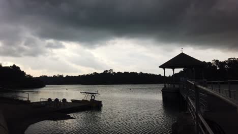 Düsteres,-Schlechtes,-Stürmisches-Wetter-Im-Mcritchie-Reservoir-Lake-Singapur