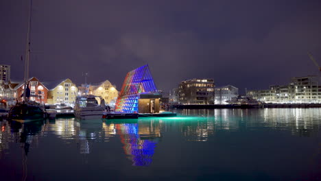 Wunderschöne-Beleuchtete-Stadthäuser-In-Der-Hafenstadt-Tromsø,-Norwegen-–-Weitwinkelaufnahme
