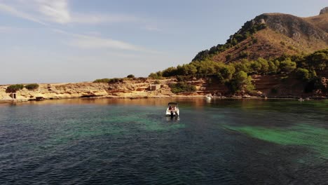 Niedrige-Luftaufnahmen-Nähern-Sich-Bootsfahrern-In-Der-Wunderschönen-Platja-Des-Calo-Auf-Mallorca