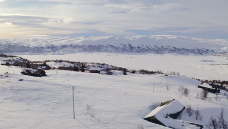 Erstaunlicher-Blick-Auf-Die-Weißen-Berge-In-Huagastol,-Norwegen-Im-Winter---Luftaufnahme