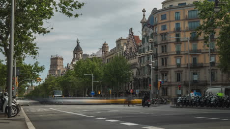 Paseo-De-Gracia,-Schnelles-Stadtleben,-Zeitraffer,-Verkehr-Auf-Kaputten-Straßen,-Barcelona,-Spanien