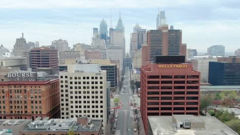 Aerial-view-rising-over-quiet,-city-streets,-overlooking-high-rise,-in-downtown,-Philadelphia---pull-back,-drone-shot---Covid-19