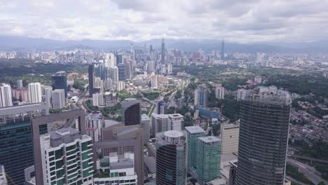 4K-Drohnenaufnahmen-Mit-Blick-Auf-Die-Skyline-Von-Kuala-Lumpur-Von-Bangsar-Im-Süden