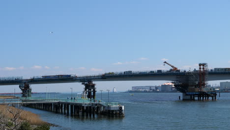 Flugzeug-Startet-über-Brückenkonstruktion,-Flughafen-Tokio-Haneda