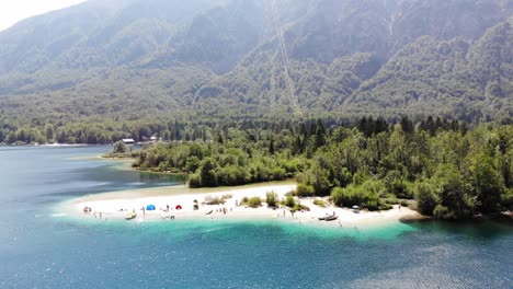 Beautiful-turquoise-water-in-Lake-Bohinj-in-slovenia