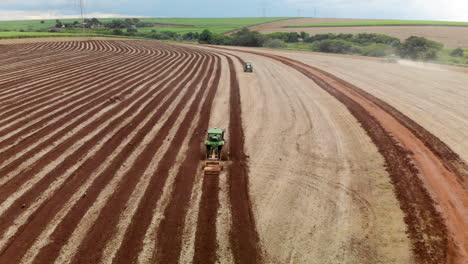 Tractor-Arando-La-Tierra,-Preparando-El-Suelo-Para-Plantar