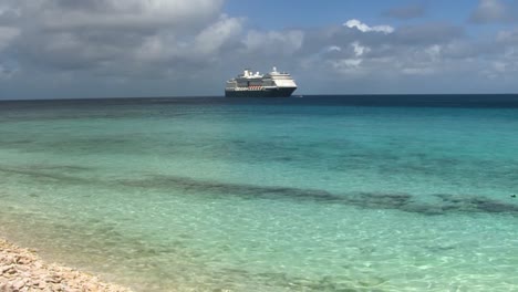 Cruise-ship-visiting-Tabuaeran---Fanning-Island,-Republic-of-Kiribati
