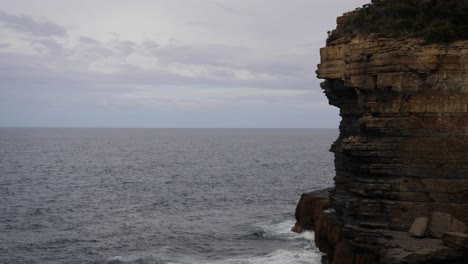 Wellen-Schlagen-Gegen-Die-Tasmanische-Küste