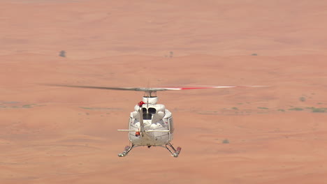 Toma-Trasera-De-Un-Helicóptero-Sobre-El-Desierto