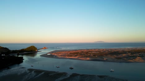 Luftaufnahme-Des-Naturschutzgebietes-In-Der-Nähe-Des-Mangawhai-Strandes-Bei-Wunderschönem-Sonnenuntergang-In-Neuseeland