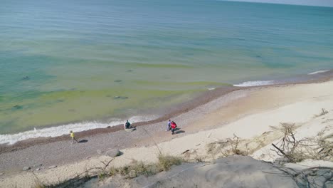 Panoramaaufnahme-Von-Menschen,-Die-An-Einem-Strand-In-Der-Düne-Des-Holländers-Spazieren-Gehen