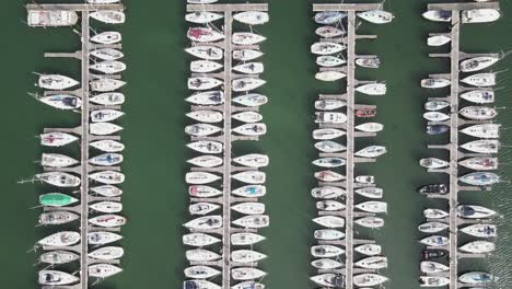 View-Of-Boats-In-Howth-Port-In-Dublin-Bay,-Ireland---aerial-top-down