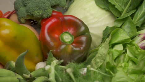 Rotierendes-Und-Gelbes-Paprikagemüse,-Erntelandwirtschaft,-Biologische,-Mediterrane-Ernährung,-Gesunde-Ernährung,-Vegan-Oder-Vegetarisch