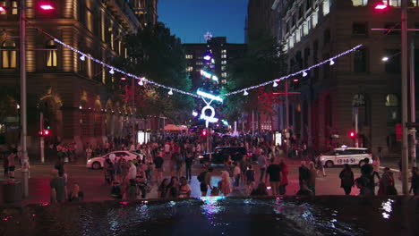 Eine-Straße-Voller-Menschen,-Die-Das-Weihnachtsfest-In-Sydney,-Australien,-Erkunden