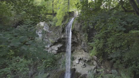Kleiner-Wasserfall-Im-Wald,-Kamera-Bewegt-Sich-Langsam-Nach-Links