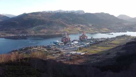 Revelando-El-Astillero-Westcon-Ølensvåg-Noruega-Desde-La-Cima-De-Una-Montaña-Lejana