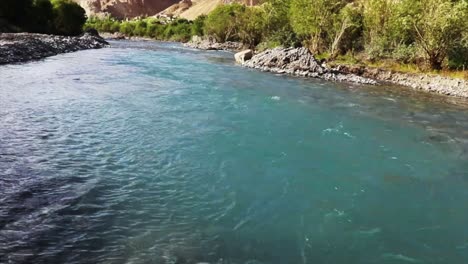Süßwasserreservoir-Ein-Teichfluss-In-Der-Hügeligen-Station-Von-Kargil-Ladakh