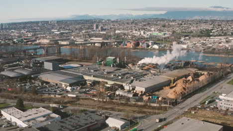 Rückflug-Aus-Der-Luft-Von-Einer-Zellstofffabrik-Entlang-Des-Fraser-River-In-Vancouver,-BC