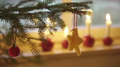 Adornos-Navideños---Estrella-De-Lana-En-Un-árbol-De-Navidad,-Suecia,-Primer-Plano