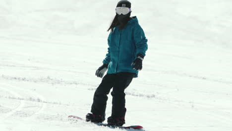 Sporty-Woman-Snowboarding-At-A-Ski-Resort-On-A-Sunny-Winter-Day-In-Okuhida-Hirayu,-Gifu,-Japan