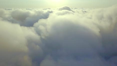 Volar-Sobre-Las-Nubes-En-Una-Mañana-Soleada