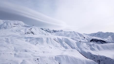 Alamkuh-Berg,-Der-Zweithöchste-Gipfel-Nach-Damavand-Im-Iran,-Im-Winter-Schneebedeckt-An-Sonnigen-Tagen-In-Alamut-Qazvin,-Wunderschöne-Malerische-Landschaft