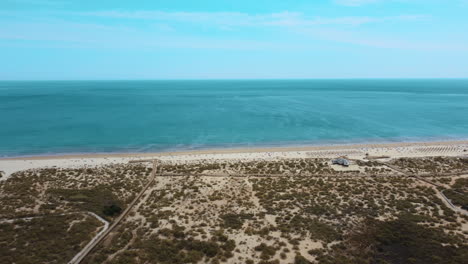 Weißer-Sand-Am-Meeresufer-Der-Blauen-Wasserlandschaft-Des-Altura-Strandes-In-Portugal