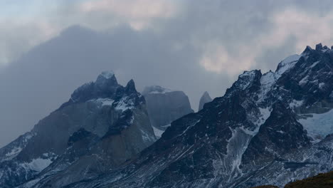 Rollende-Wolken-Der-Granitgipfel-Von-Cuernos-Del-Paine-In-Chile