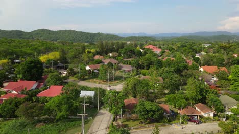 Casas-Y-Calles-En-Un-Pueblo,-Muak-Klek,-Tailandia