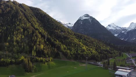 Das-Dorf-Pertisau-Und-Sein-Alter-Skilift-Führen-Auf-Den-Gipfel-Eines-Berges
