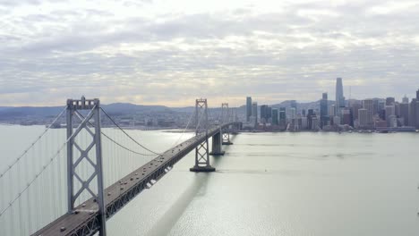Luftaufnahme:-Stadtbild-Und-Eine-Brücke-Am-Meer,-Drohnenansicht