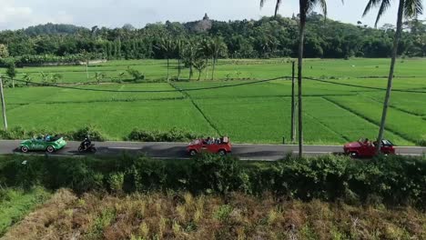 Recorrido-En-Vw-Cabrio-Conduciendo-En-Medio-De-Un-Paisaje-Rural-Hasta-El-Templo-De-Borobudur-Java-Indonesia