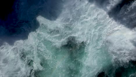 Island-Drohnenvideo-Des-Aufgewühlten-Wassers-Des-Isländischen-Wasserfalls-Godafoss-Im-Norden-Islands