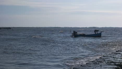 Pescadores-Que-Están-Preparando-Un-Barco-Para-Navegar-En-El-Mar
