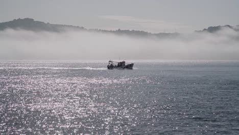 Boot-Im-Fluss-Tejo-Mit-Nebel-Im-Hintergrund