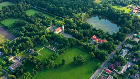 Schöne-Baumallee-Des-Schlosses-Nieborow,-Einer-Barockresidenz-In-Polen