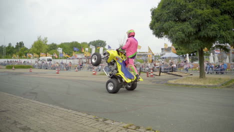 Fahrer-Führt-Stand-up-Wheelie-Für-Das-Publikum-Bei-Der-Team-Lagrin-Stuntshow-In-Deutschland-Vor