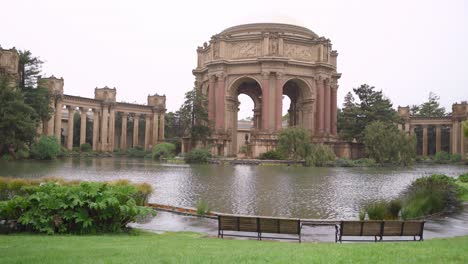 The-Palace-of-Fine-Arts-Park-and-a-lake-in-the-middle