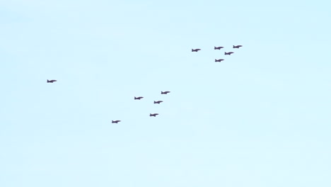 Rote-Pfeile-Zeigen-Das-In-Formation-Fliegende-Geschwader-Auf-Einer-Flugshow-An