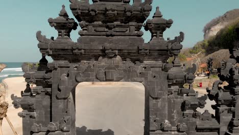 Arquitectura-Tradicional-Balinesa-De-La-Puerta-De-Bienvenida-De-La-Playa-De-Melasti,-Indonesia