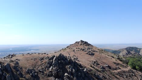 Parque-Nacional-De-Las-Montañas-Macin-Con-Formaciones-Geológicas-Más-Antiguas-En-Dobrogea,-Rumania