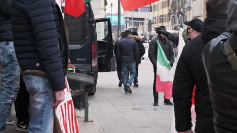 Gruppe-Italienischer-Menschen,-Die-Während-Eines-Protestes-Auf-Dem-Platz-Gegen-Die-Regierung-Wegen-Covid-19-Und-Arbeit-Fahnen-Schwenkten